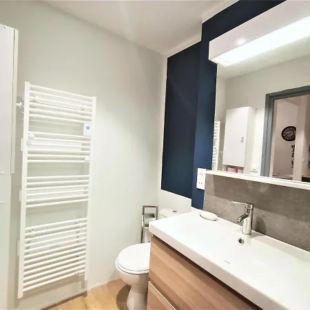 Superbe T2 Avec Balconnets En Centre-ville, 3***, Proche Thermes Et ! - Fr-1-555-47